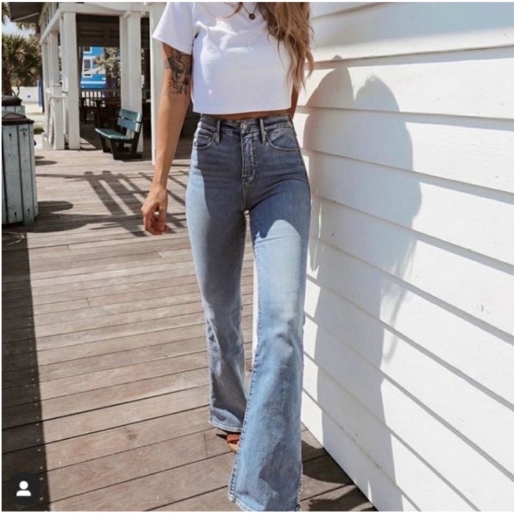 Good American GOOD LEGS FLARE JEANS 24